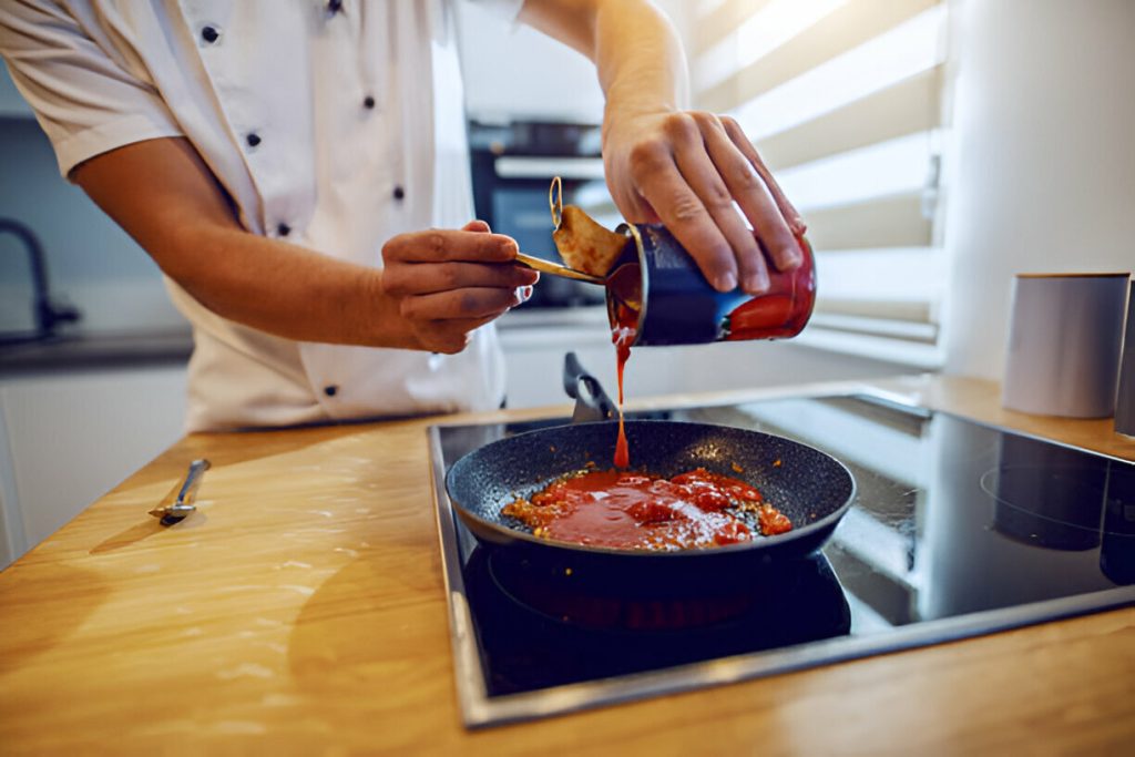 Adding cooked chicken into sauce